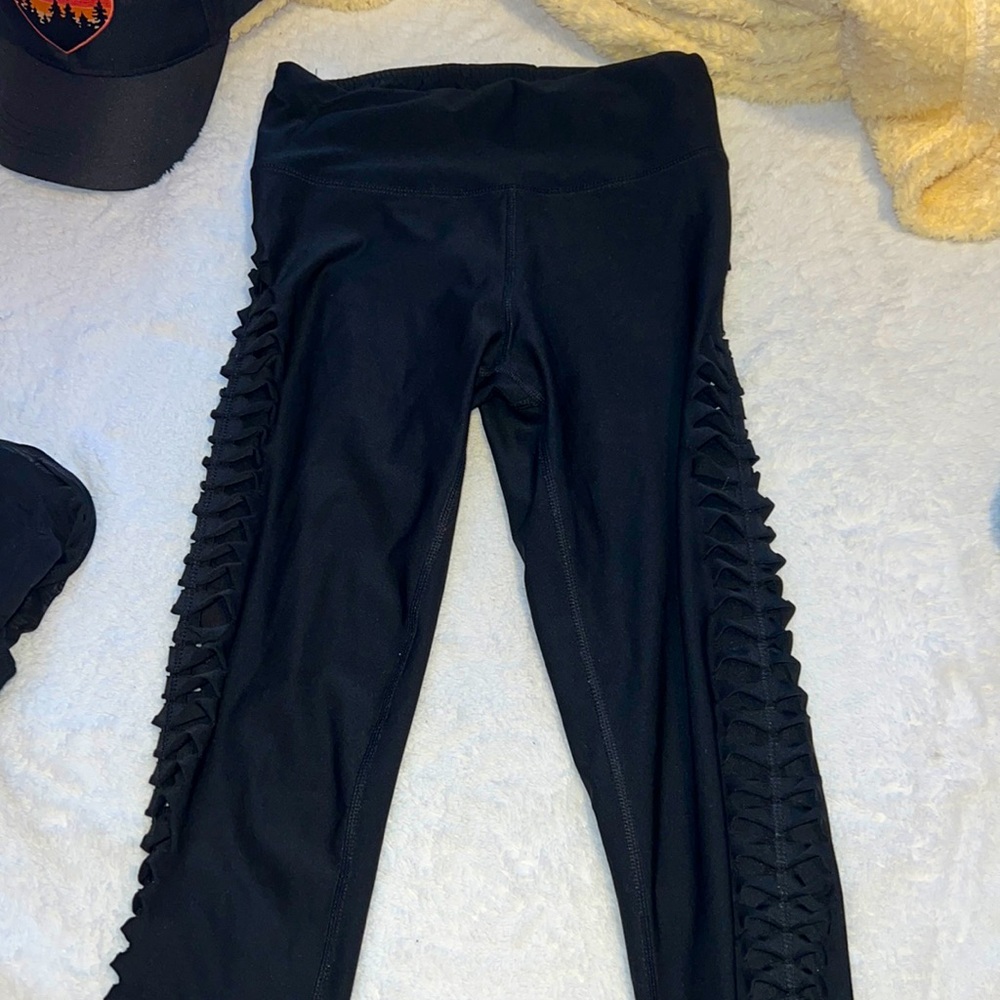 Athletic leggings XS with leg side cut outs and they are ankle length.